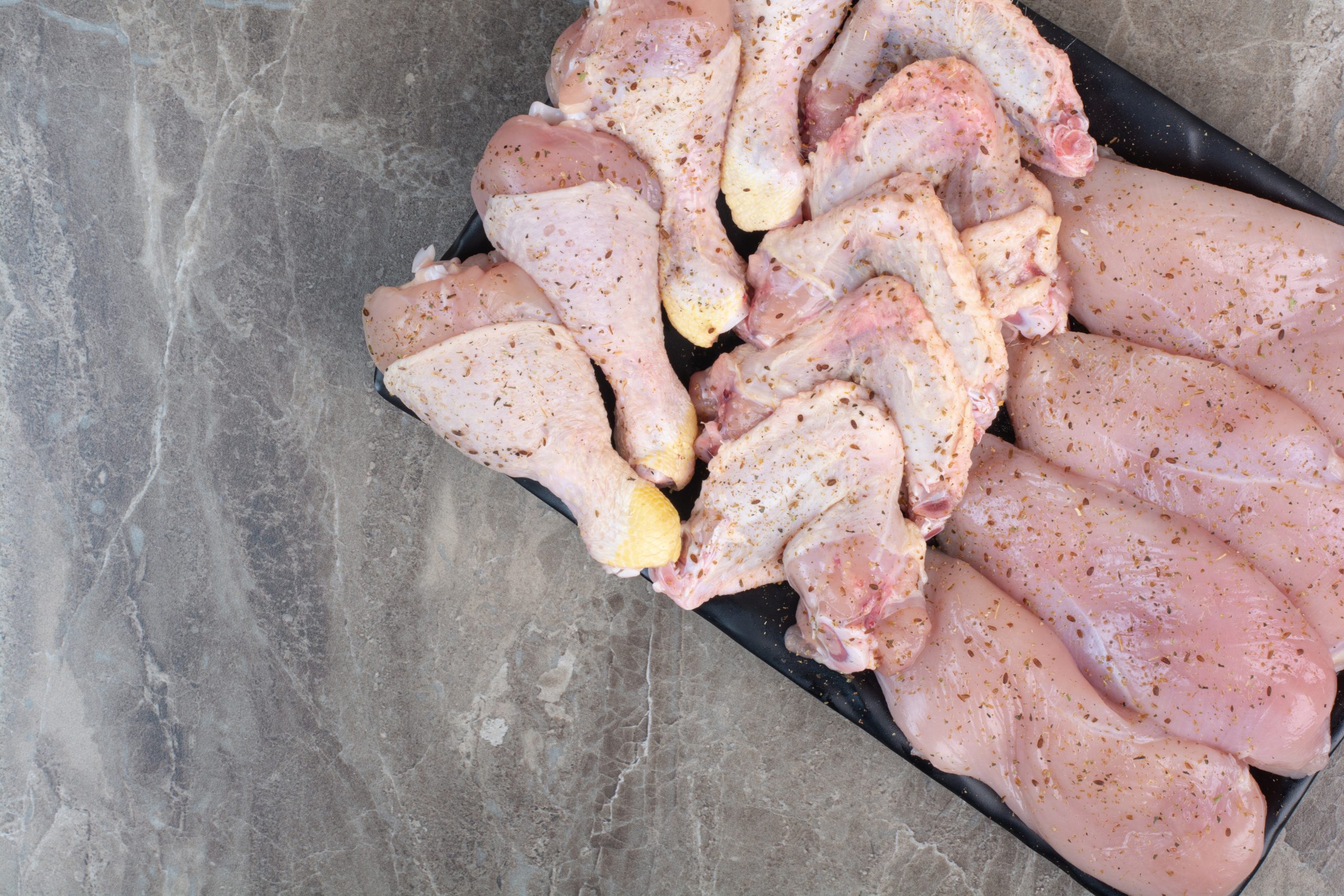 muslos de pollo frescos sin preparar en un plato oscuro foto de alta calidad (2)